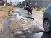 Avenida Coronel Vicente Ramos que liga a Al-115 está tomada por uma imensa cratera em Arapiraca 