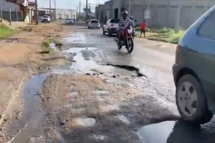Avenida Coronel Vicente Ramos que liga a Al-115 está tomada por uma imensa cratera em Arapiraca