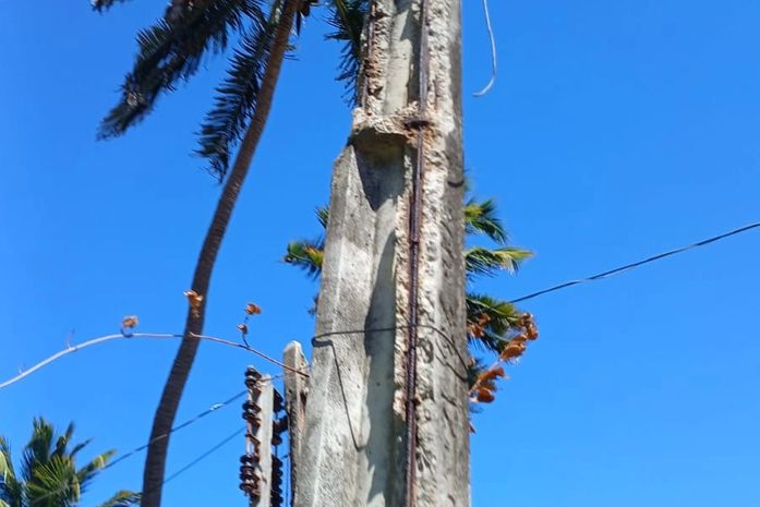 Falta de energia e estrutura precária de postes de iluminação pública revoltam moradores e veranistas do Miaí de Baixo, em Coruripe