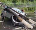Carro colide e derruba poste na Leste-Oeste; motorista fugiu do local
