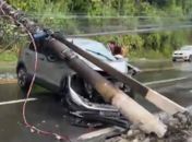 Carro colide e derruba poste na Leste-Oeste; motorista fugiu do local