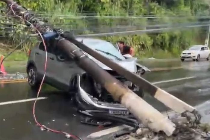 Carro colide e derruba poste na Leste-Oeste; motorista fugiu do local