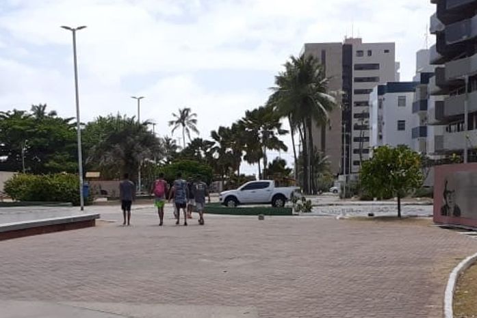 Aposto que todos vocês já foram parados pela polícia, menos eu-disse o menino mais "clarinho".