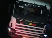 Carreta tomba e motorista fica ferido na AL-101 sul em Jequiá da Praia