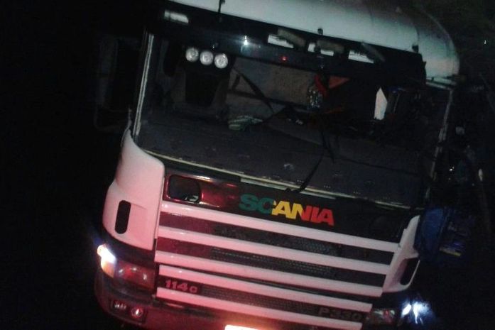 Carreta tomba e motorista fica ferido na AL-101 sul em Jequiá da Praia