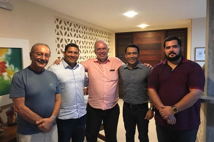 Cúpula do PSDB ao lado dos vereadores dissidentes (Domício, Tayronne e Del Cavalcante) da chapa do PMDB