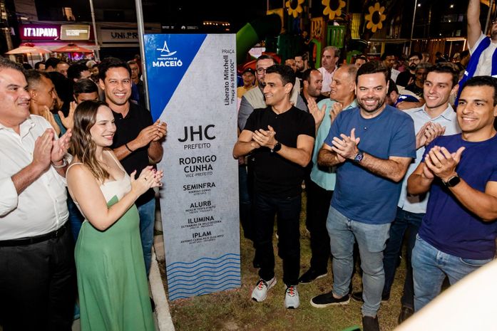 Cunha destaca parceria com comerciantes do local na revitalização da Praça do COC