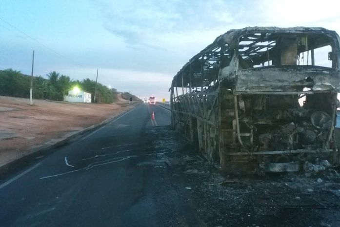 Ônibus interestadual que seguia para Recife pega fogo na BR 101 em Alagoas