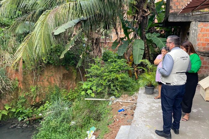 Leonardo Dias ouve moradores e aciona órgãos para solução de problemas estruturais no Santo Amaro