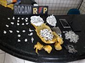 Polícia apreende drogas e celulares