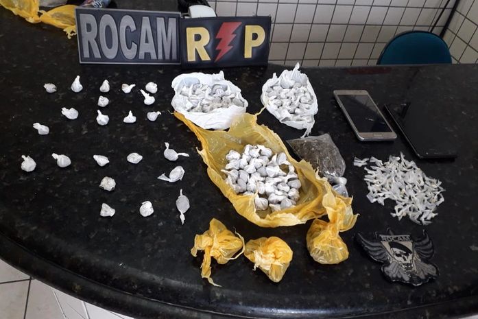 Polícia apreende drogas e celulares