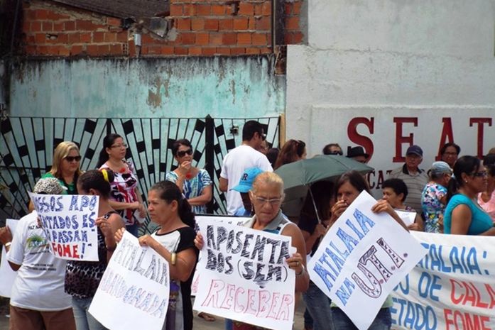 Servidores ativos e inativos protestam em Atalaia