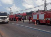 Incêndio em ferro velho assusta comerciantes na Av. Comendador Leão