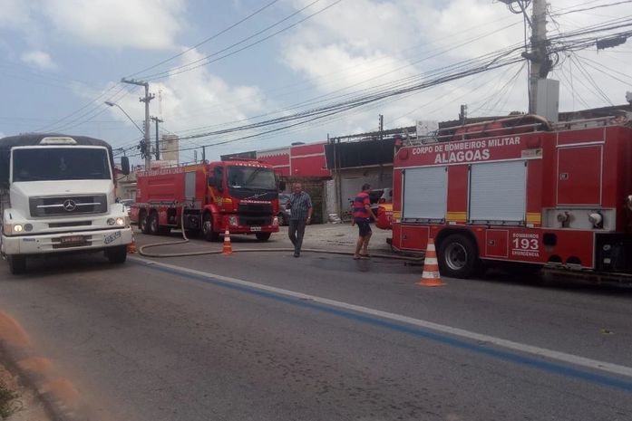 Incêndio em ferro velho assusta comerciantes na Av. Comendador Leão