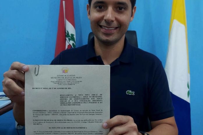 Prefeito assina decreto para regulamentar Nota Fiscal Eletrônica em Jequiá da Praia