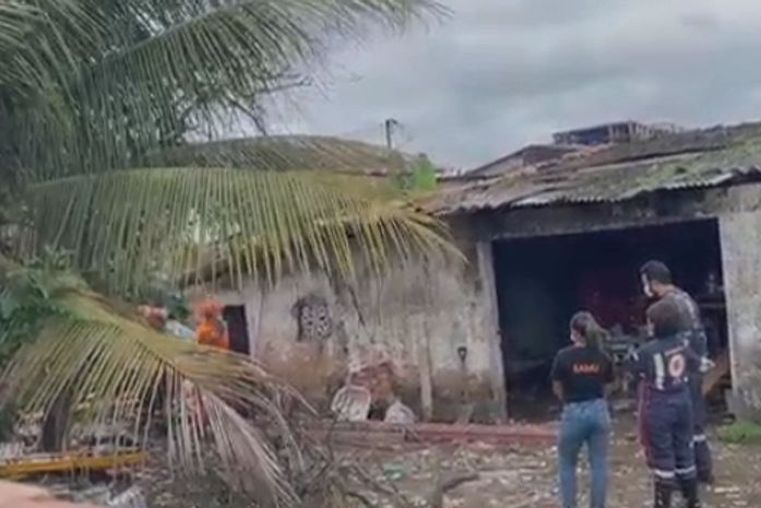 Trabalhador é resgatado após cair em fossa de 5 metros nos fundos de padaria no Salvador Lyra