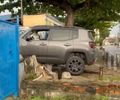 Jeep atinge mureta e destrói grade de prédio da Prefeitura de Maceió
