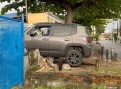Jeep atinge mureta e destrói grade de prédio da Prefeitura de Maceió