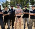 Rico Melquiades aparece cercado por cinco seguranças em praia de Maceió