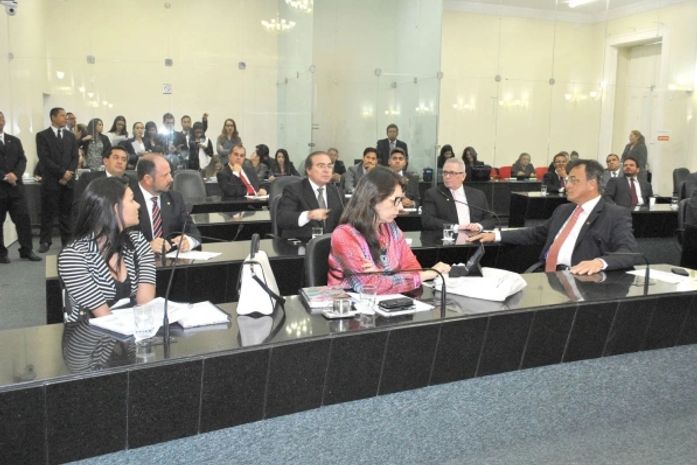 Deputados debatem em plenário