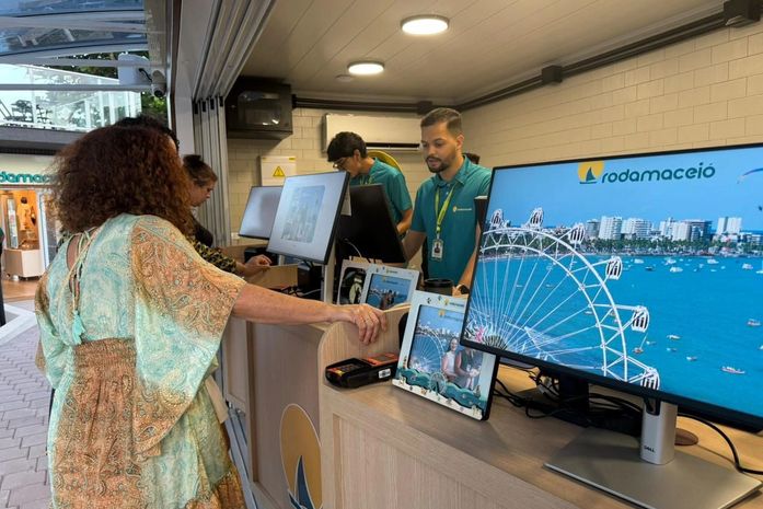 Primeira roda-gigante do Nordeste completa 1 mês de operação oficial e movimenta turismo em Maceió