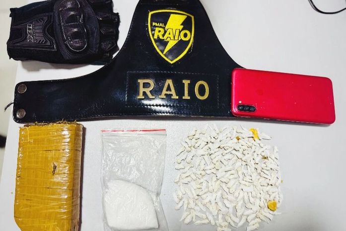 Foragido da Justiça por tráfico é preso com drogas em grota de Maceió
