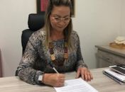 Prefeita Santana Mariano oficializa redução da carga horária dos professores em efetivo exercício em sala de aula