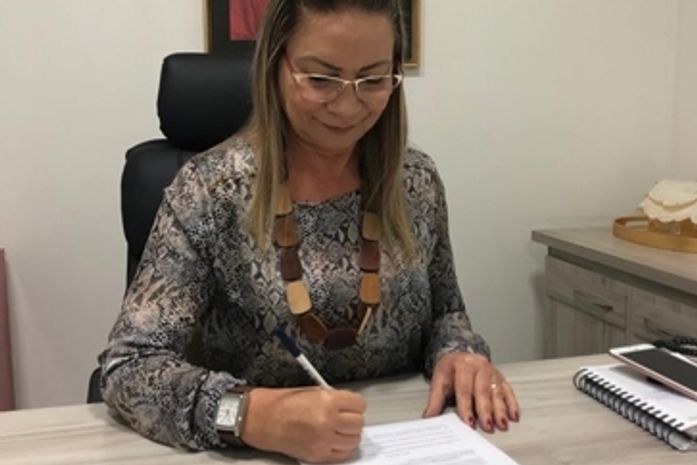 Prefeita Santana Mariano oficializa redução da carga horária dos professores em efetivo exercício em sala de aula