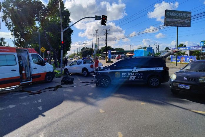 Acidente envolve viatura da Polícia Civil e caminhonete na Durval do Góes Monteiro