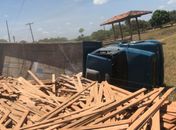 Motorista perde controle de veículo e caminhão tomba em Arapiraca 