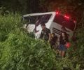 Ônibus com estudantes cai em ribanceira na AL-101 Sul