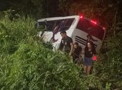 Ônibus com estudantes cai em ribanceira na AL-101 Sul