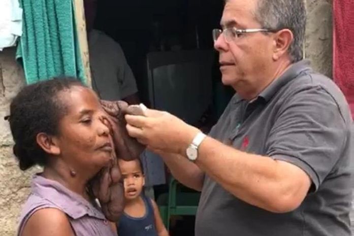 Josineide da Silva e Dr Renato Rezende, responsável pela cirurgia