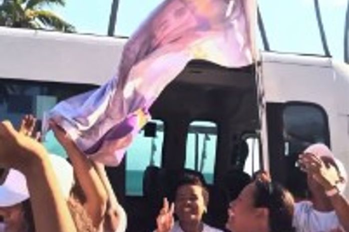 Cachorro se assusta, pula de veículo e morre atropelado durante "cãominhada" política realizada em Maceió