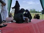 Mulher desmaia durante punição de chibatadas por sexo antes do casamento