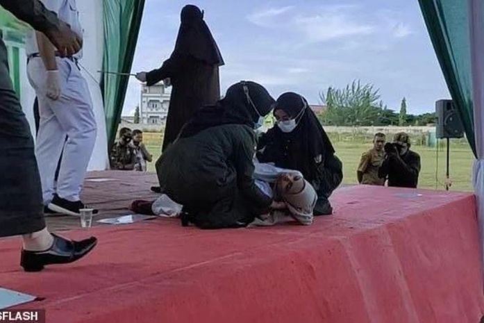 Mulher desmaia durante punição de chibatadas por sexo antes do casamento