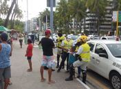 Criança de 6 anos reencontra familiares com a ajuda de agentes na orla da Ponta Verde