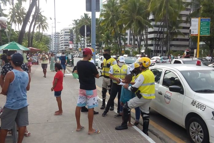 Criança de 6 anos reencontra familiares com a ajuda de agentes na orla da Ponta Verde