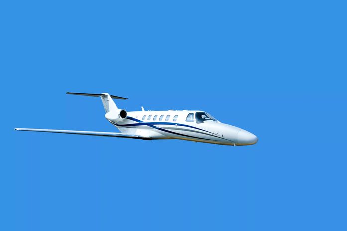 Justiça e política voam de jatinho particular