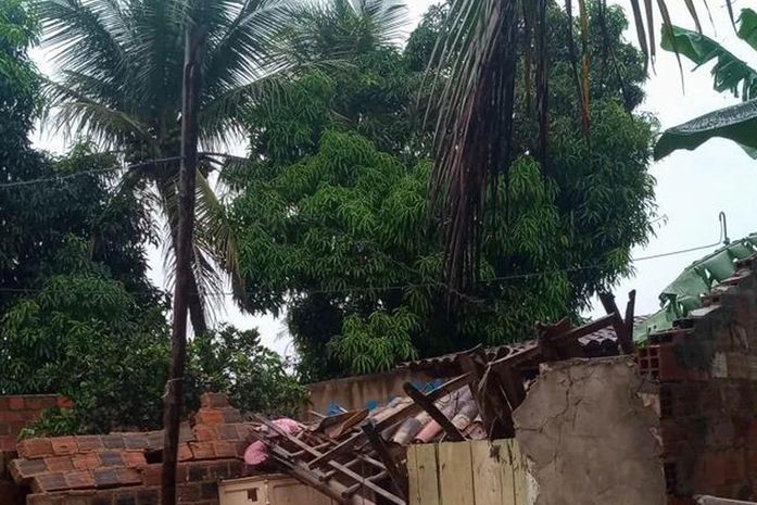 Casa desaba em Arapiraca, pais e filho de três anos ficaram sob os escombros