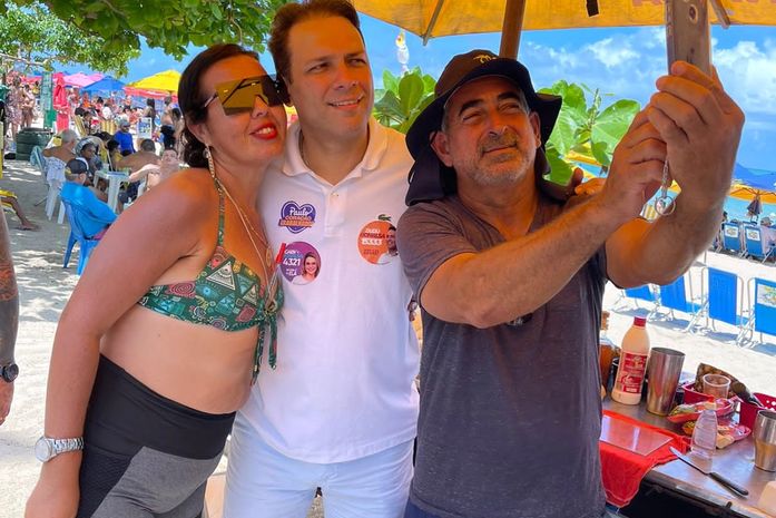 Em campanha, Dudu e Gaby Ronalsa recebem apoio dos ambulantes da orla