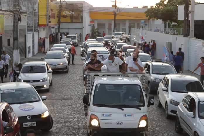 Tarcizo Freire compartilha propostas durante carreata no bairro Brasília