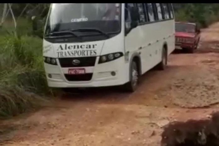 Comunidade Flexeiras em Arapiraca está isolada, imensa cratera impede o acesso