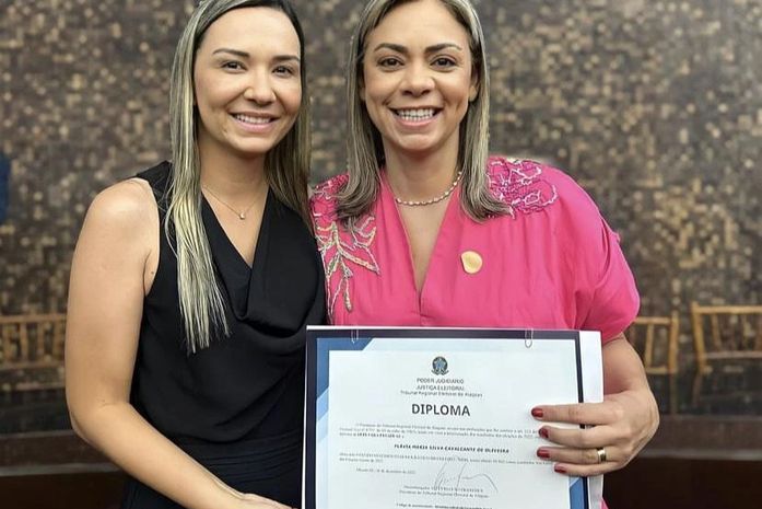 Fernanda na diplomação da irmã, Flávia Cavalcante (MDB) reeleita deputada estadual