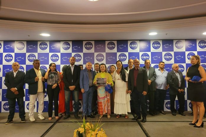 Tereza Nelma recebe homenagem da Confederação dos Trabalhadores da Pesca e Aquicultura