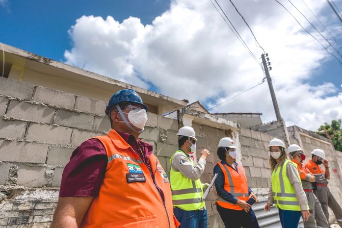 Edificações com risco de desabamento são demolidas no bairro Pinheiro