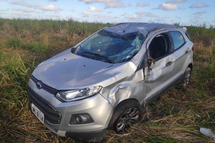 Veículo capota na AL-101 em São Miguel dos Campos