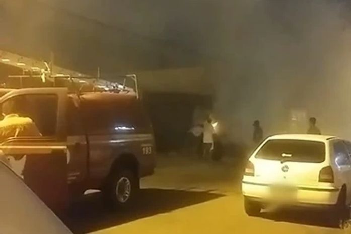 Princípio de incêndio em depósito de reciclável mobiliza Corpo de Bombeiros