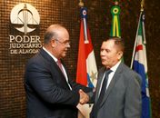 Presidente Fernando Tourinho cumprimenta desembargador Paulo Zacarias. 