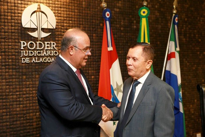 Presidente Fernando Tourinho cumprimenta desembargador Paulo Zacarias. 